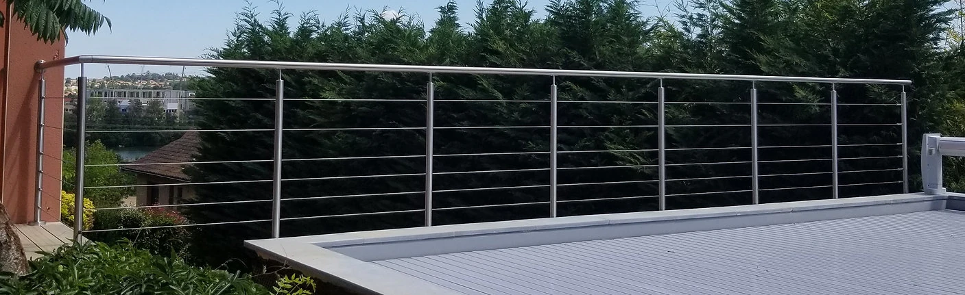Inox et environnement humide Détail d’un garde-corps inox dans un environnement de piscine