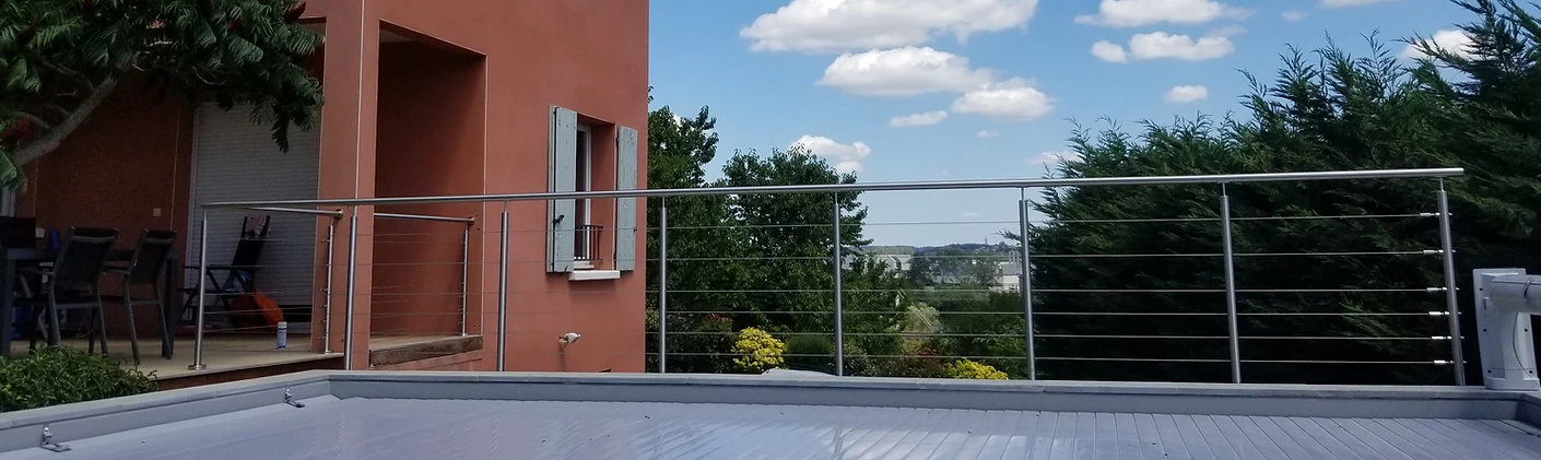 Garde-corps en inox installé sur une terrasse près d’une piscine