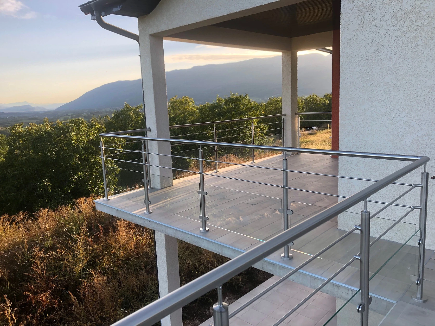 Garde-corps en inox et verre conçu sur mesure pour une terrasse