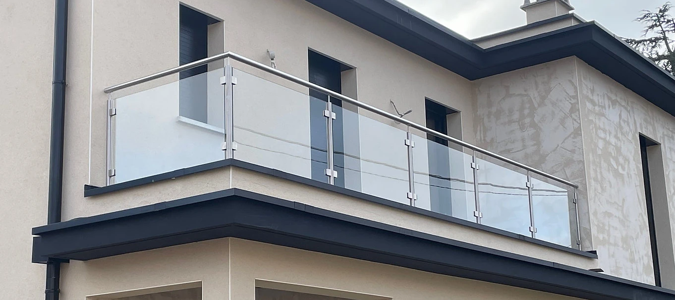 Garde-corps en verre et inox installé sur un balcon