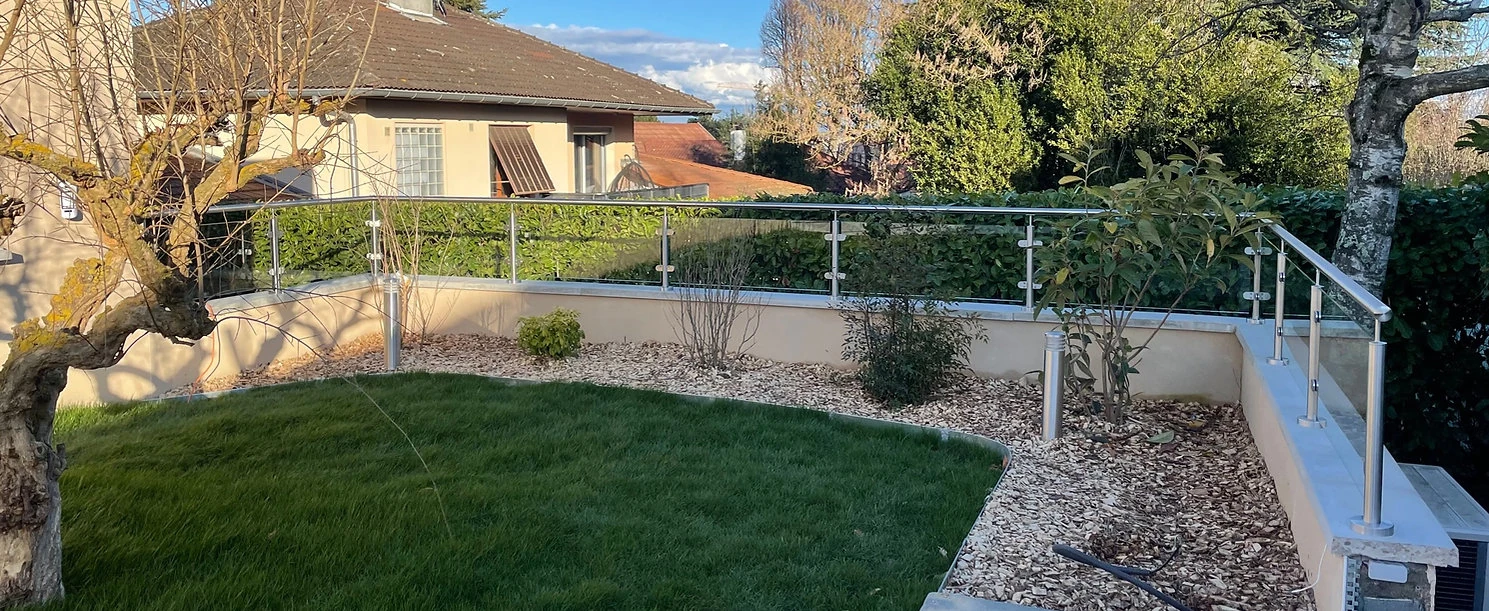 Garde-corps en verre sur acrotère béton avec poteaux inox