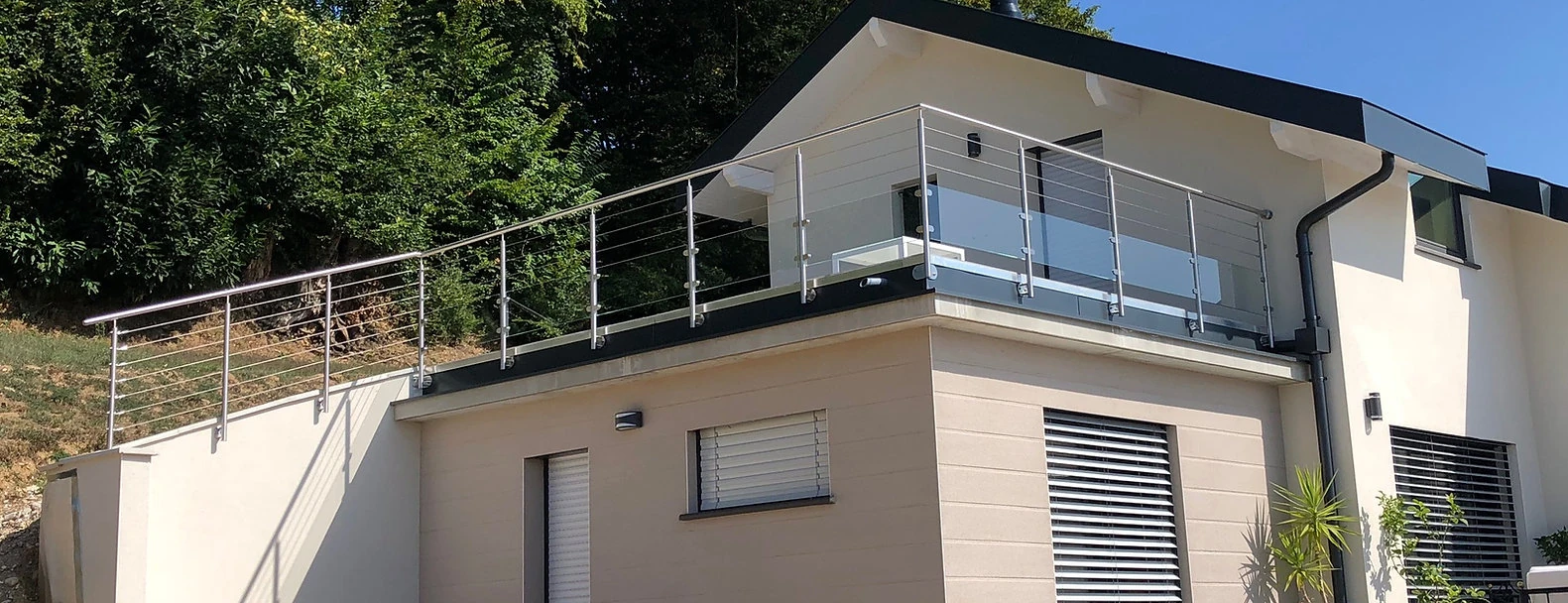 Pose à l’anglaise sur terrasse Garde-corps en verre fixé latéralement sur une terrasse à Vénissieux