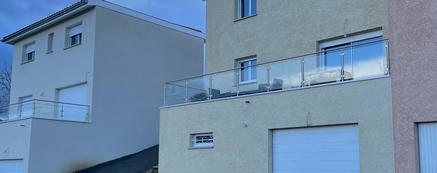 Garde-corps en verre installé autour d’un toit-terrasse accessible