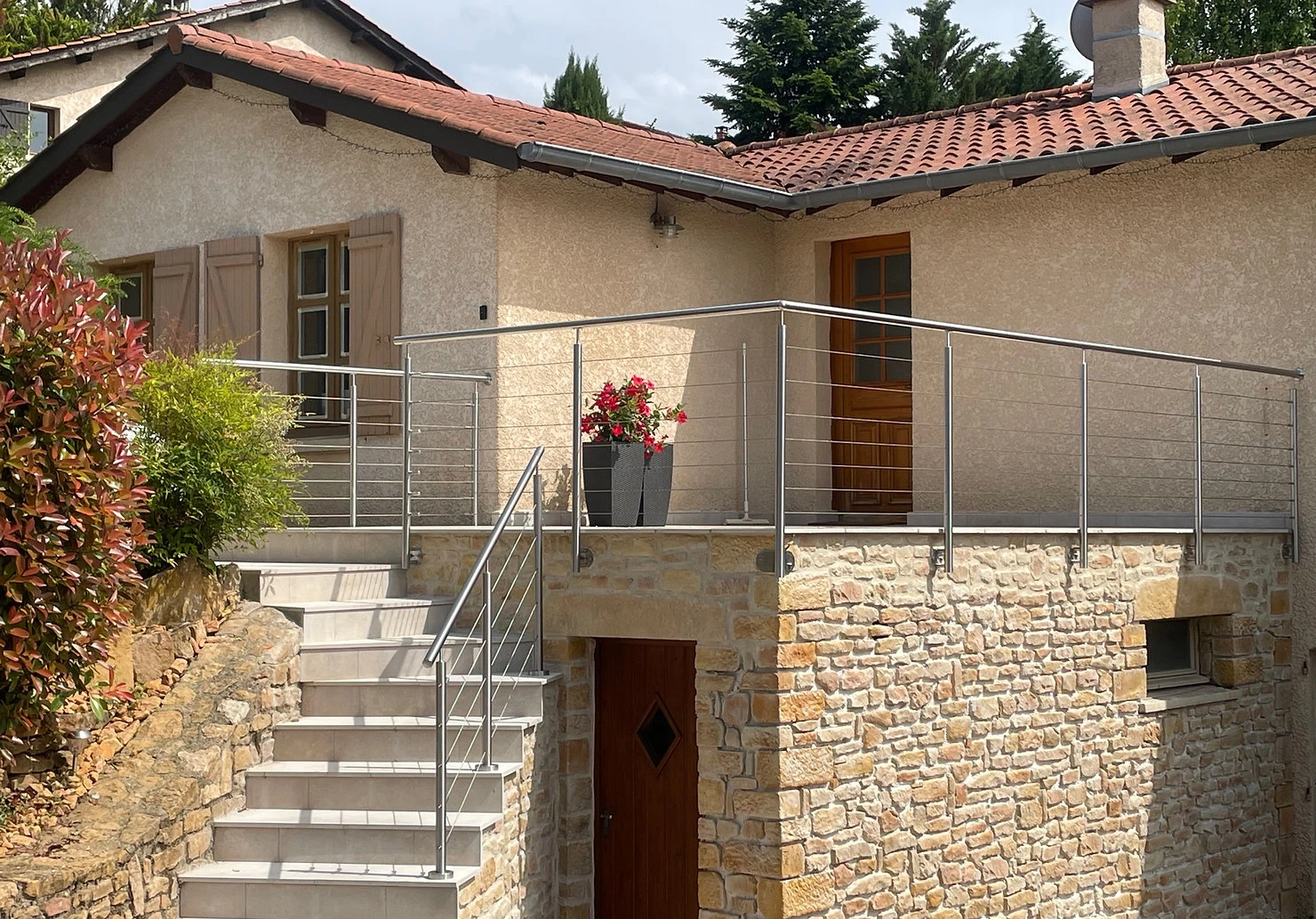 Détails de platines et fixations de garde-corps sur un support avec parement