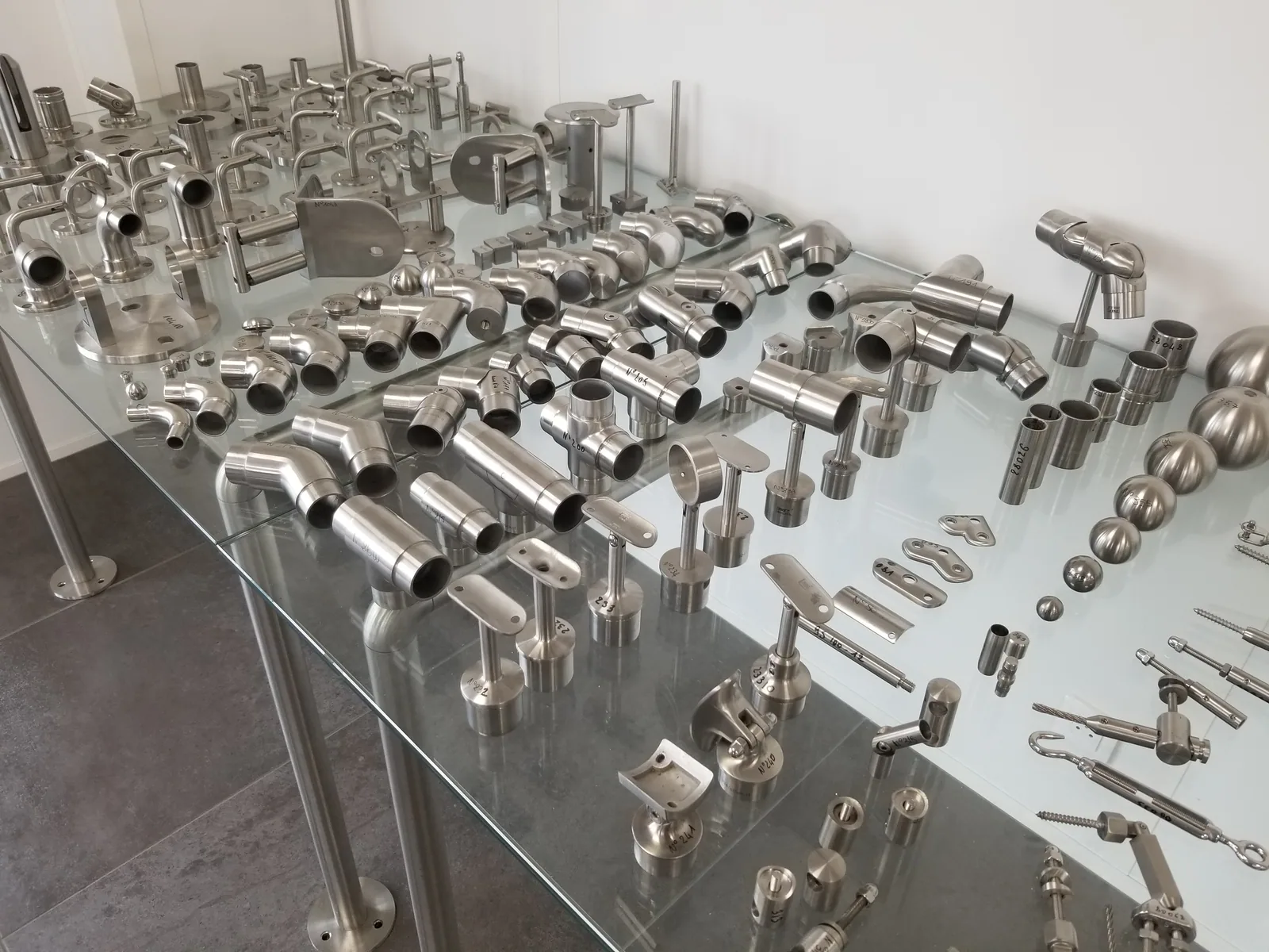 Stock de pièces et accessoires inox pour la fabrication de garde-corps