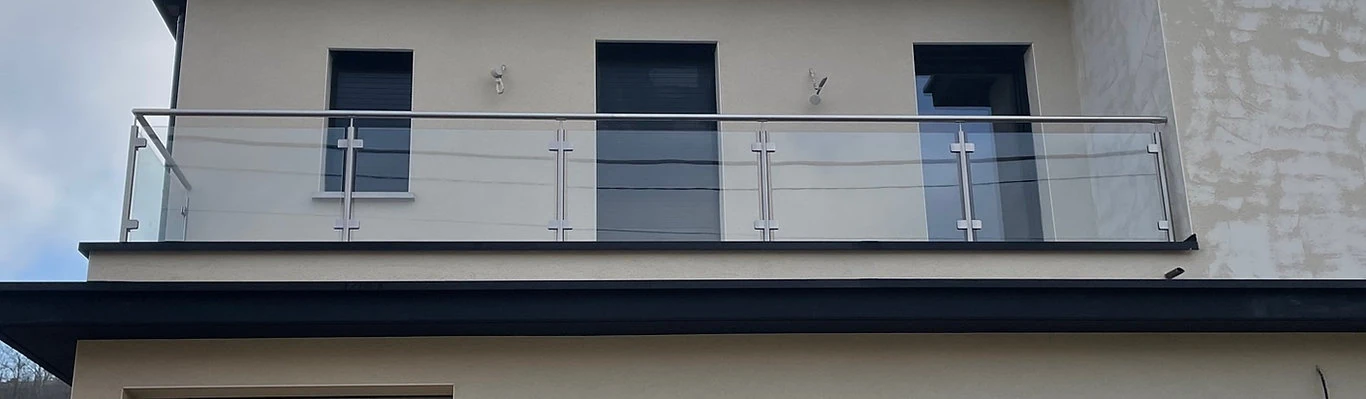 Comparaison visuelle de vitrages transparent et opale pour garde-corps