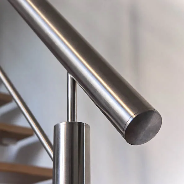 Finition brossée de l’inox Détail de la finition brossée d’un tube inox pour garde-corps