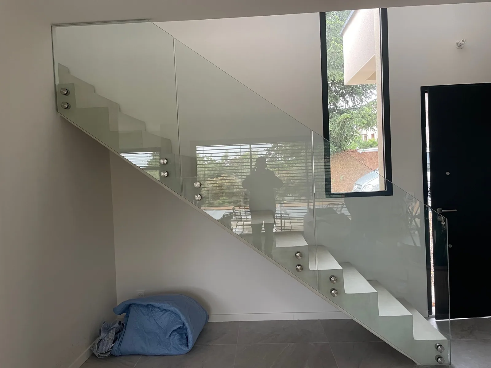 Garde-corps d’escalier tout verre maintenu par des fixations ponctuelles inox