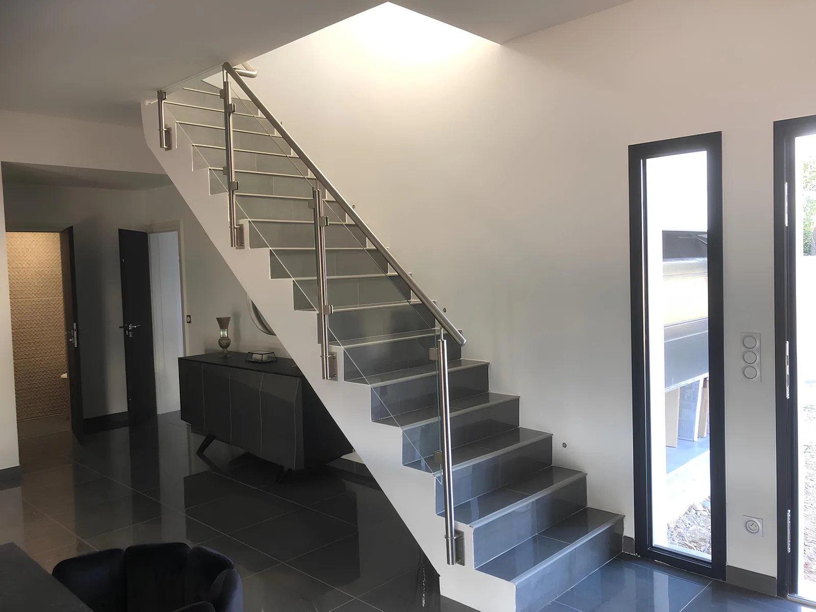 Raccord mezzanine et escalier Jonction entre une rampe d’escalier et un garde-corps intérieur en inox et verre