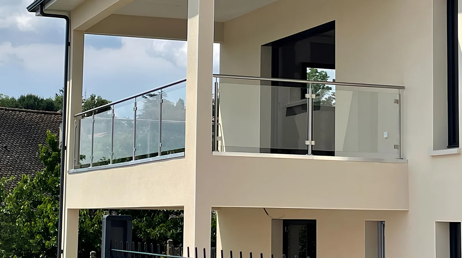 Panneaux de verre installés sur un balcon résidentiel