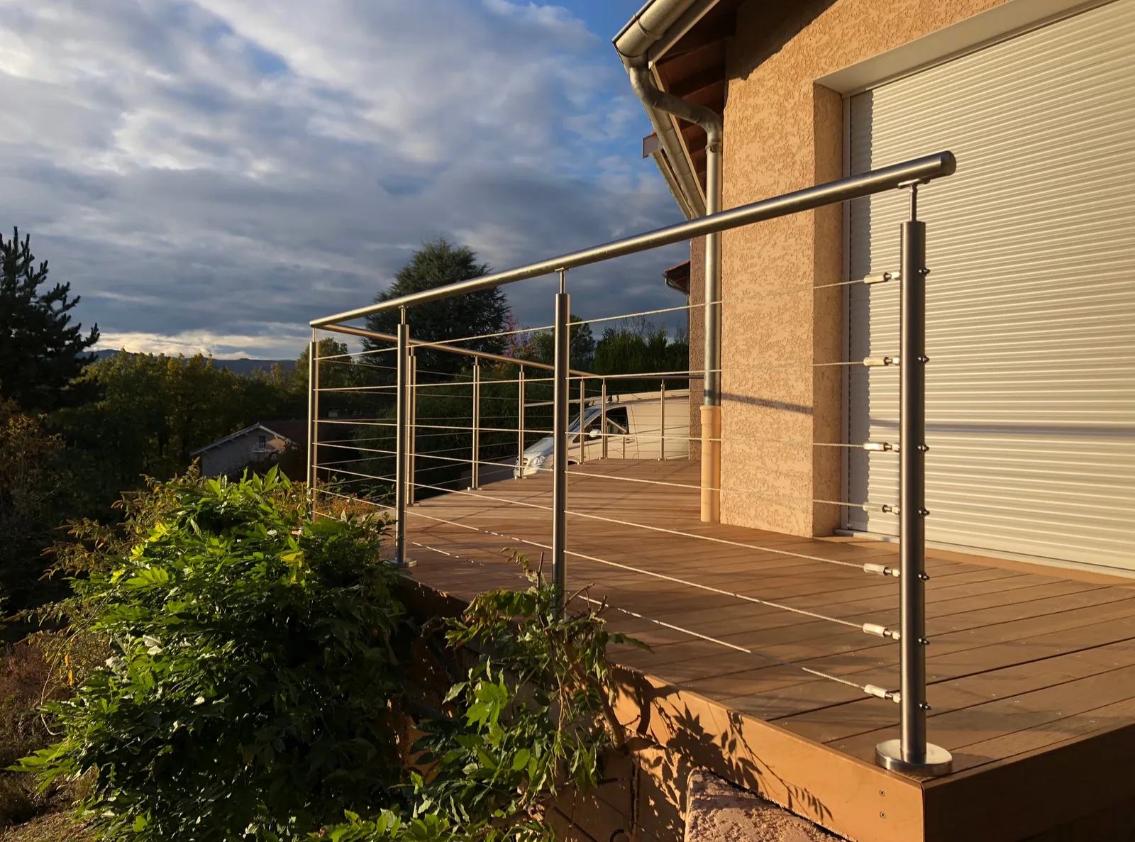 Garde-corps à câbles inox installé sur une terrasse extérieure