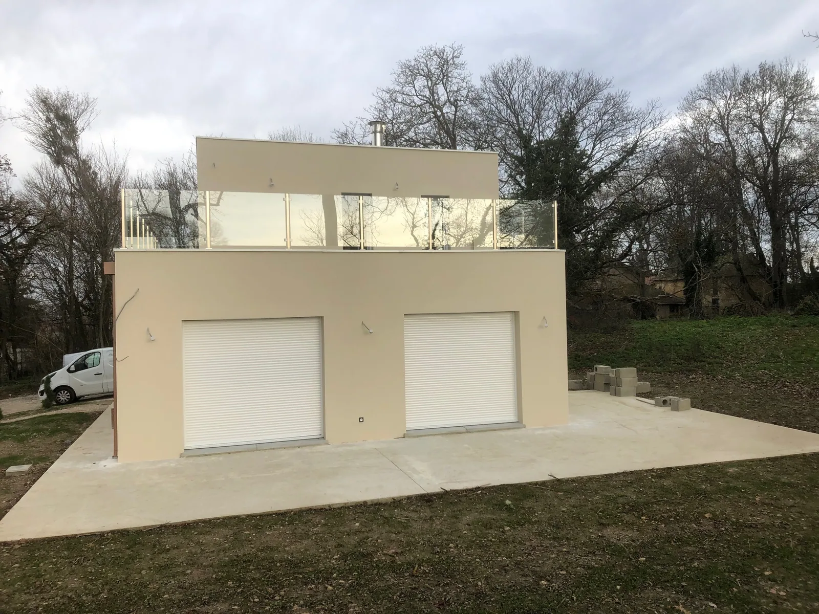 Garde-corps en verre sans main courante Garde-corps en verre sans main courante installé sur un toit-terrasse