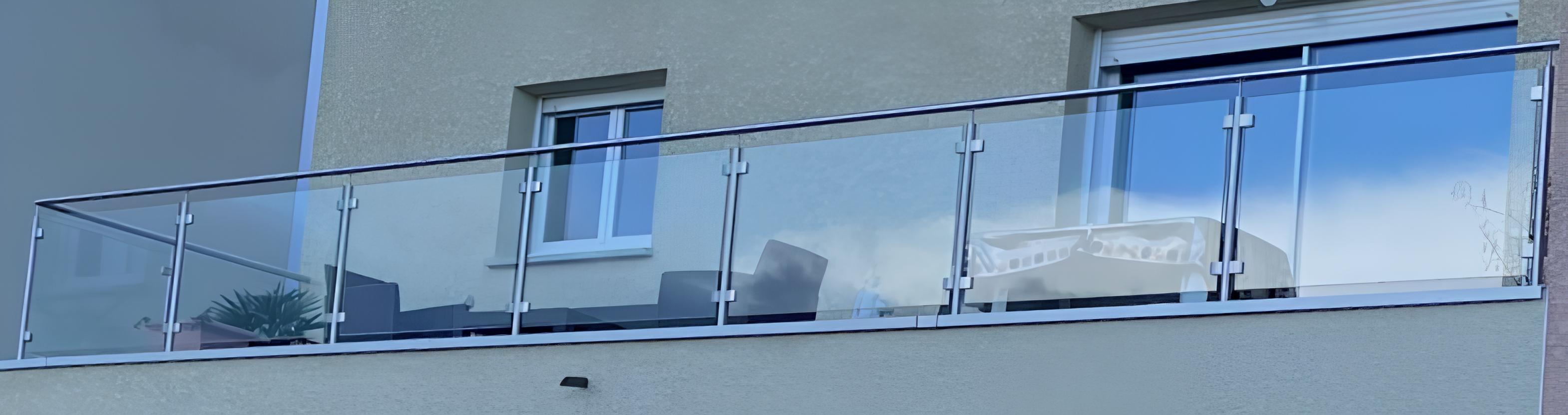 Garde-corps vitré installé sur un balcon