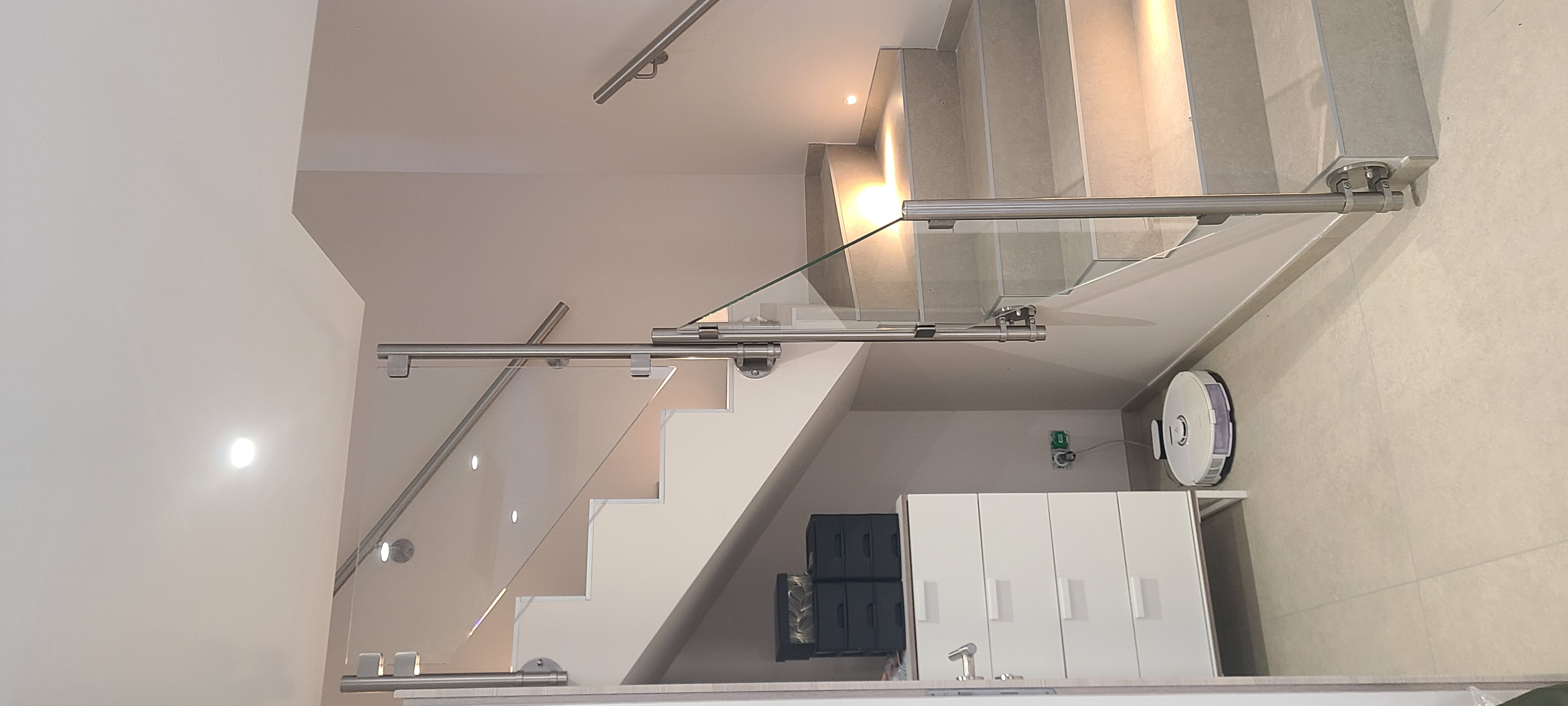 Rampe d’escalier en verre et inox dans une maison