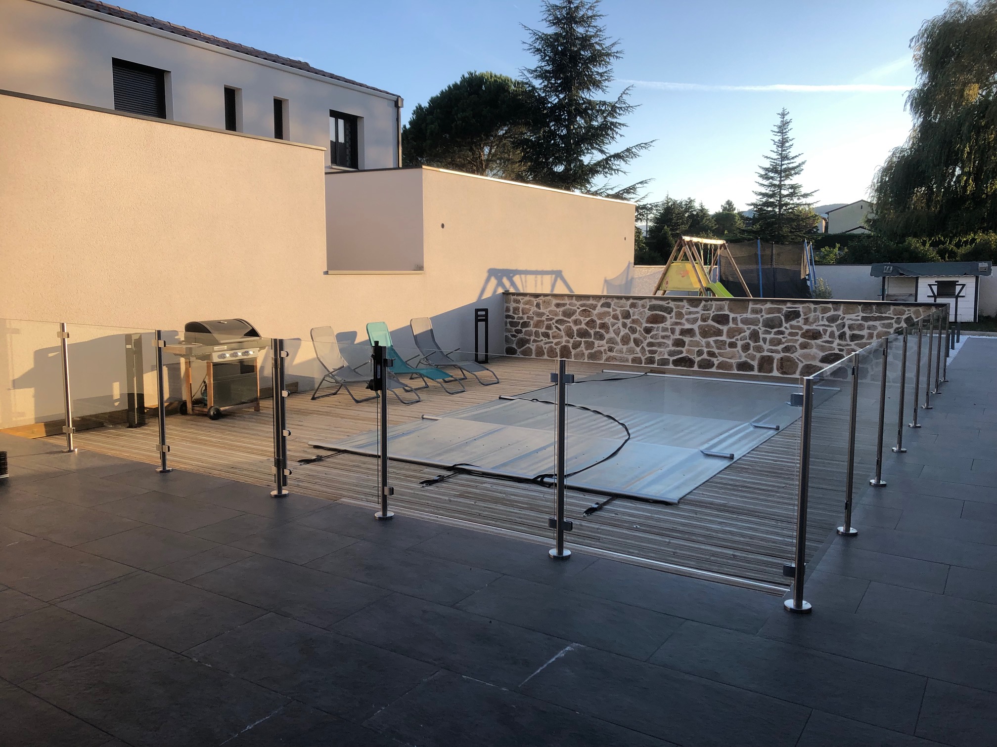 Garde-corps en verre et inox installé près d’une piscine