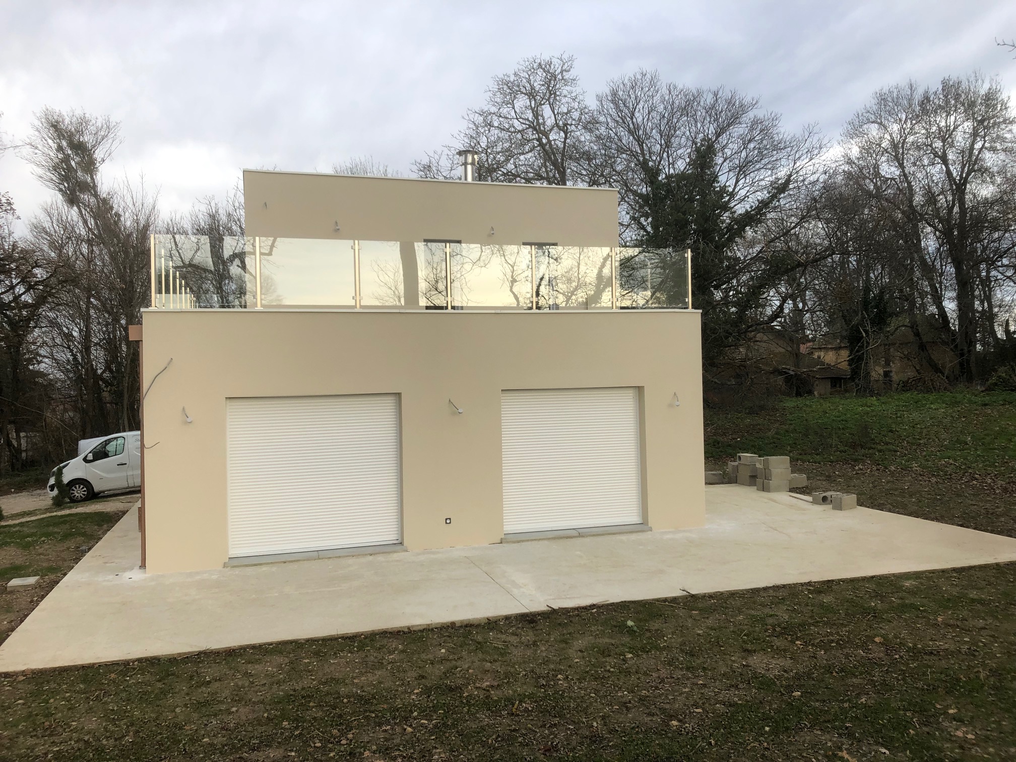 Balustrade tout verre posée sur un toit-terrasse, sans montants, sur embase de fixation horizontale, avec structure sur poteaux et au design moderne