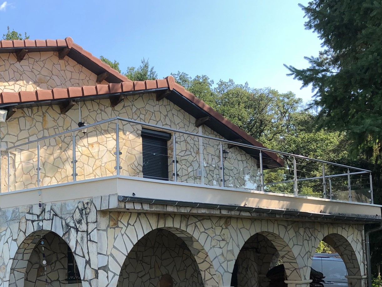 Installation d’une balustrade en verre 8,76 mm et câbles en inox brossé pour balcon, avec tendeurs de câbles