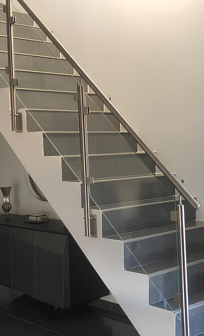 Garde-corps verre sur poteaux inox pour escalier Garde-corps d’escalier avec panneaux de verre et pinces inox