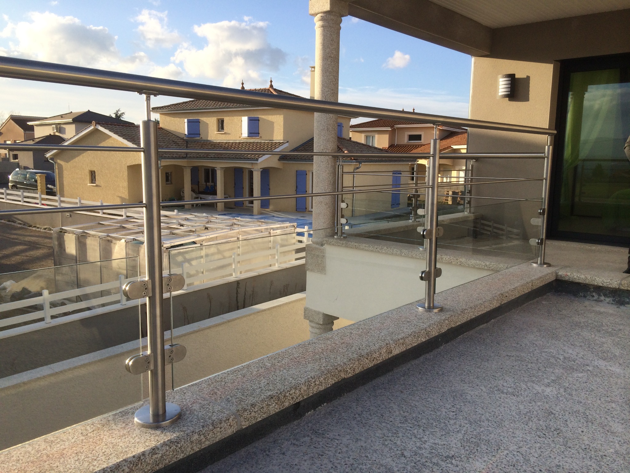 Garde-corps fabriqué en verre 44/2 et lisses inox pour balcon, avec verre en partie basse, sur montants inox et avec tubes horizontaux