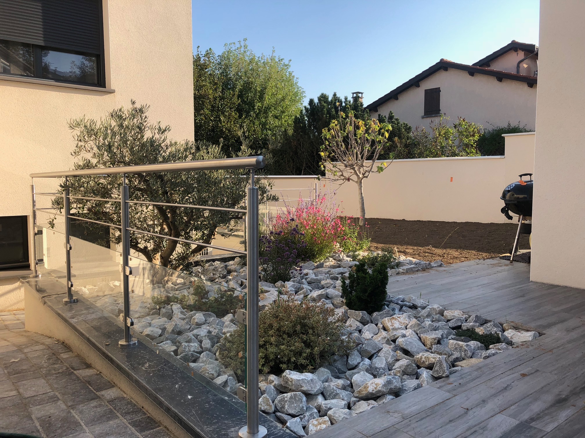 Installation d’un garde-corps en verre feuilleté et lisses en inox brossé sur acrotère avec couvertine aluminium RAL 7016