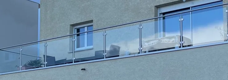 Garde-corps en verre maintenu entre des poteaux inox