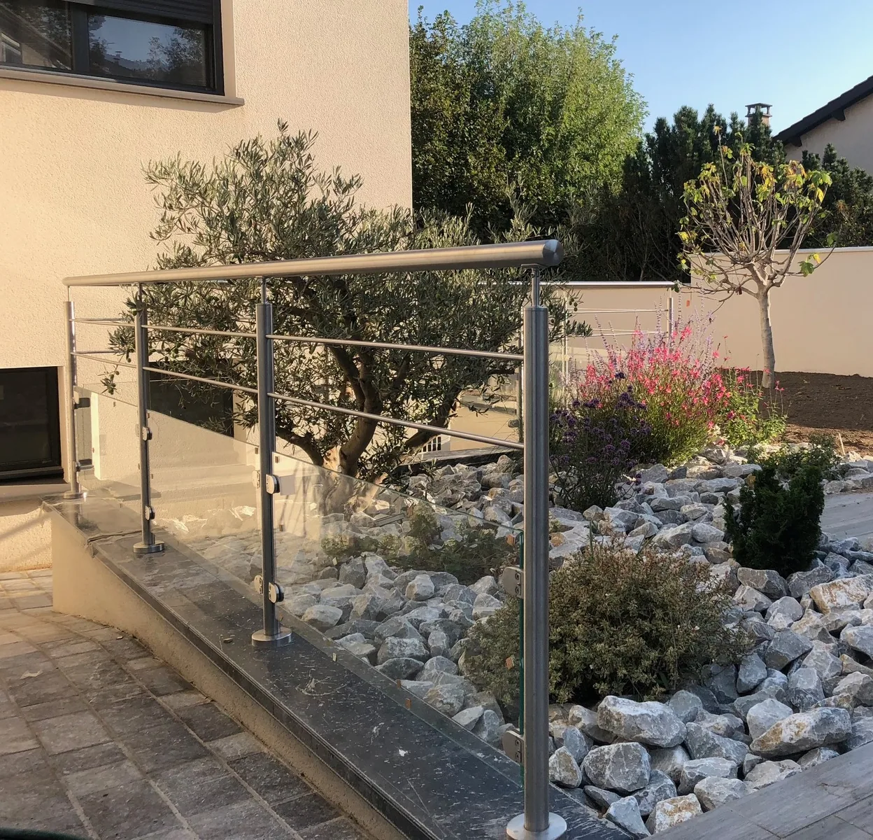 Garde-corps mixte avec verre et lisses inox horizontales