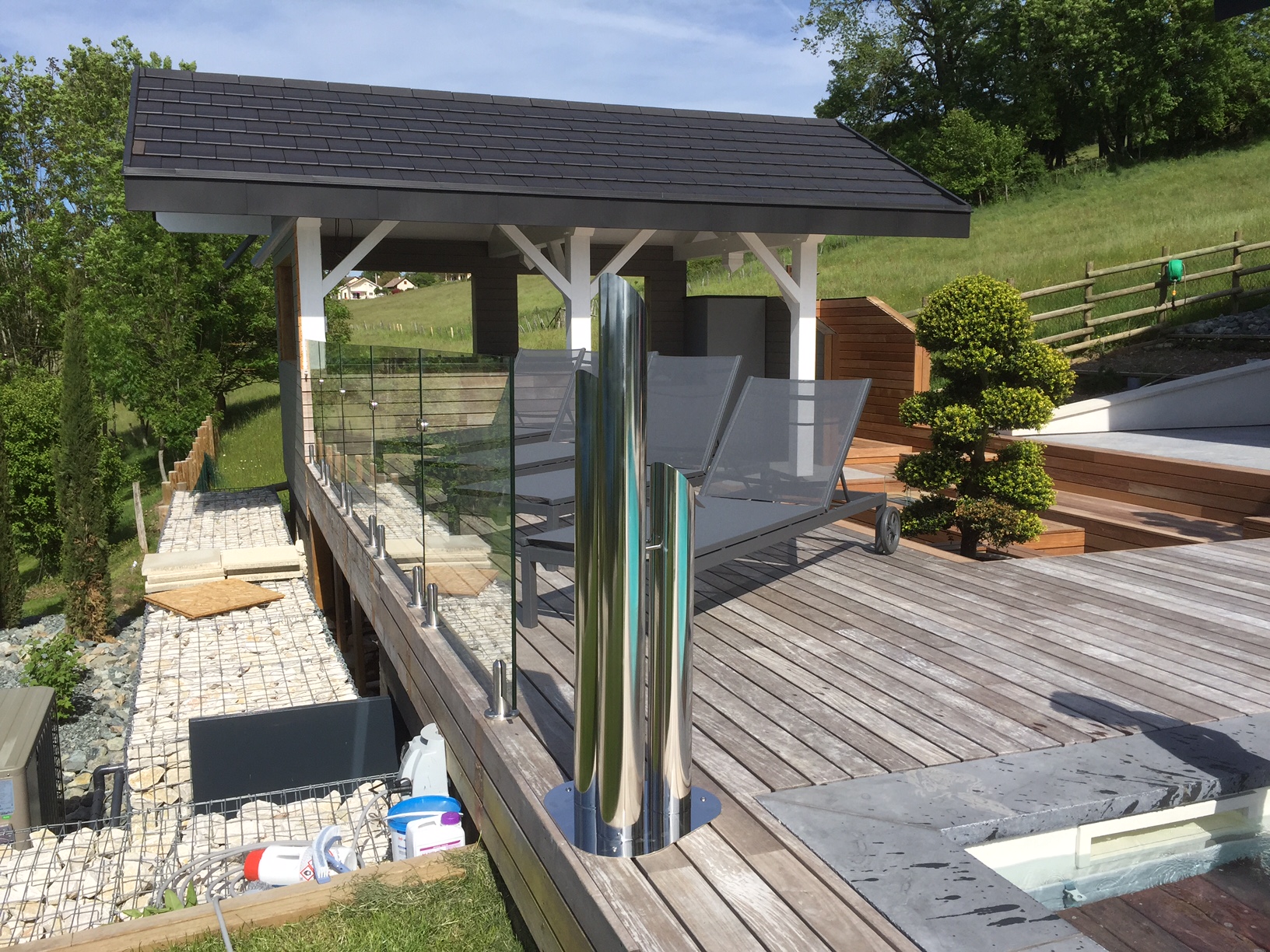 Balustrade en verre sur terrasse bois avec pinces rondes inox Balustrade tout verre trempé 8,76 mm posée sur terrasse bois avec pinces rondes en inox 316 au sol, moderne et résistante en extérieur.