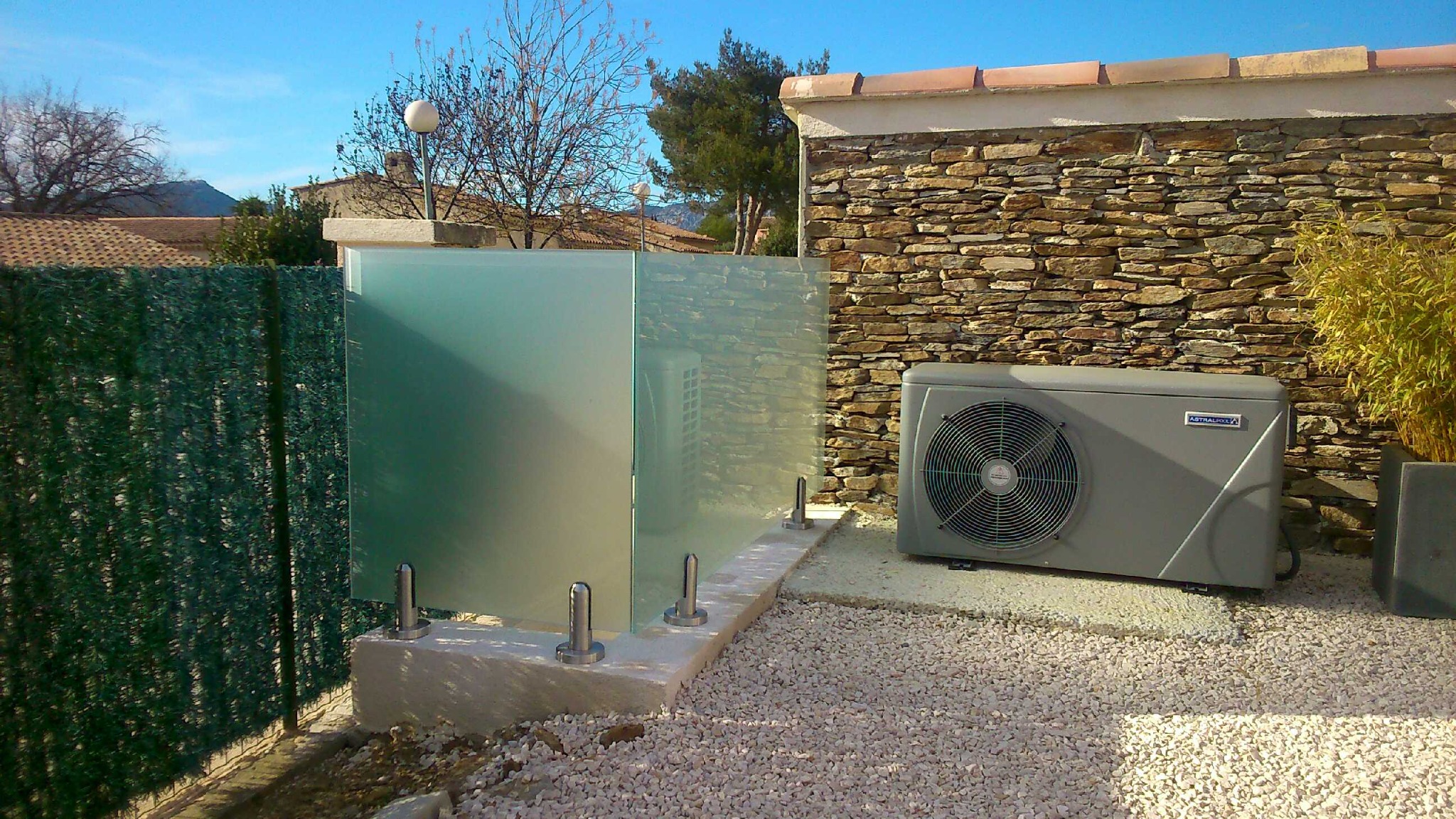 Pare-vue en verre dépoli fixé par pinces inox au sol Pare-vue en verre dépoli feuilleté 44/2 posé sur muret avec pinces inox au sol, moderne et résistant en extérieur.