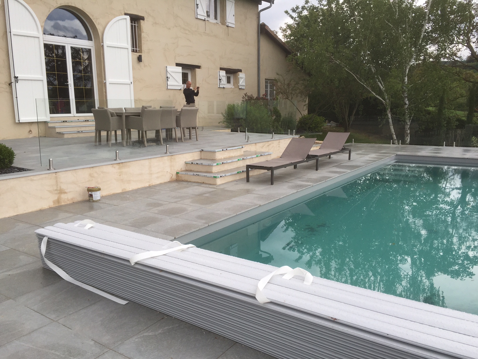 Rambarde en verre autour de la piscine avec pinces inox au sol Rambarde moderne en verre feuilleté 8,76 mm posée sur terrasse autour de la piscine, avec pinces inox au sol et résistance au chlore.