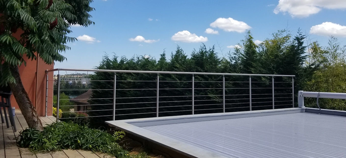 Renfort et platine de garde-corps à câbles sur la structure d’une terrasse bois
