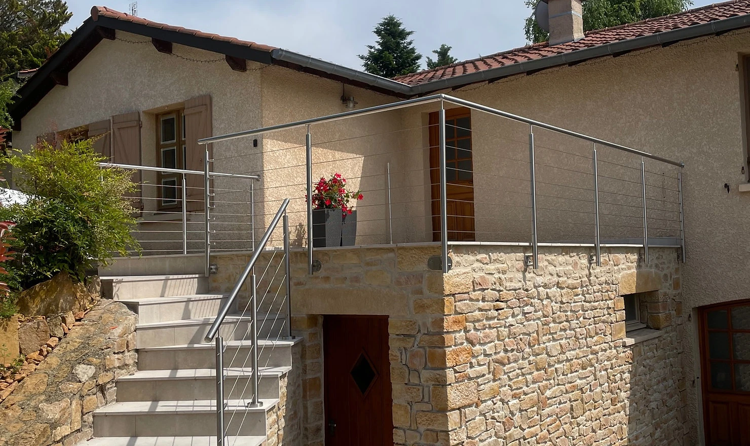Garde-corps extérieur à câbles inox fixé latéralement sur une terrasse à Meyzieu