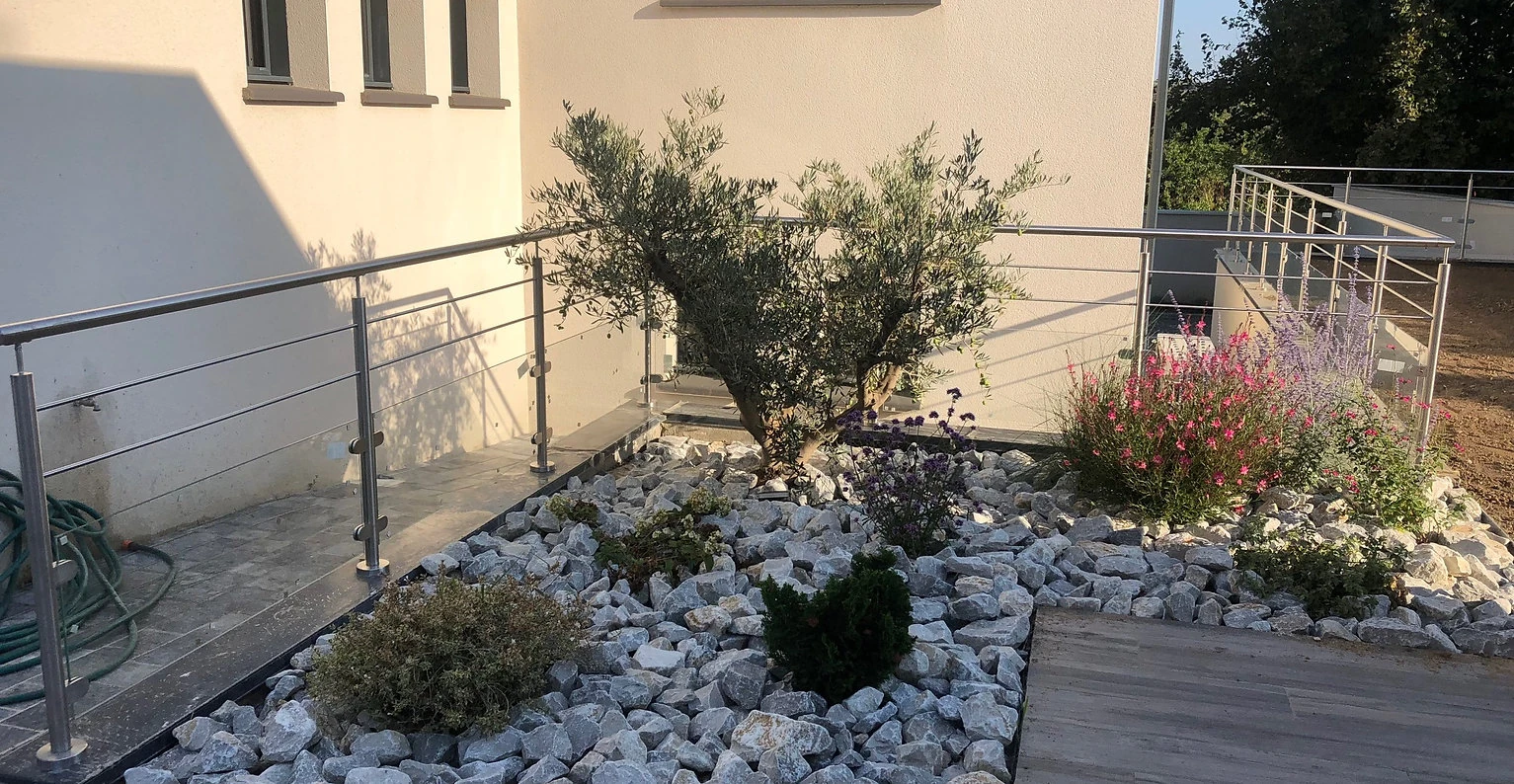 Garde-corps à lisses inox horizontales fabriqué sur mesure pour une terrasse