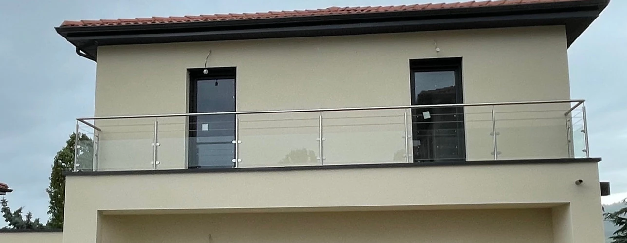 Garde-corps mixte en verre et câbles inox installé sur un balcon à Francheville