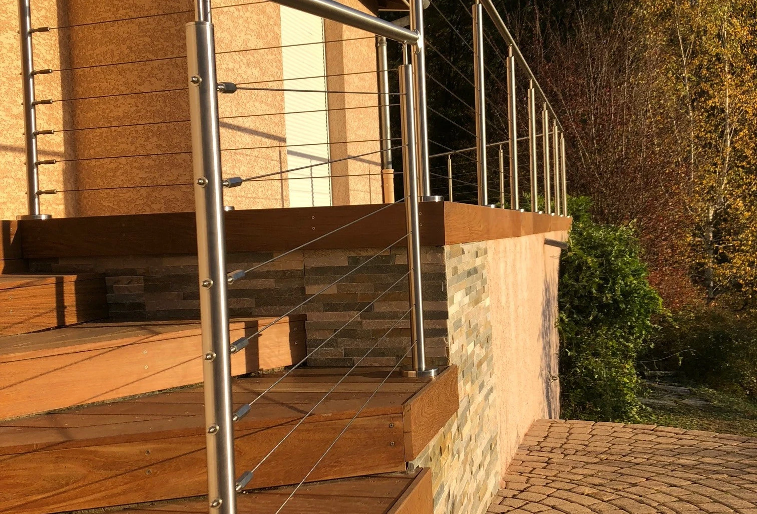 Détail d’un tendeur et d’un embout de câble inox sur un poteau