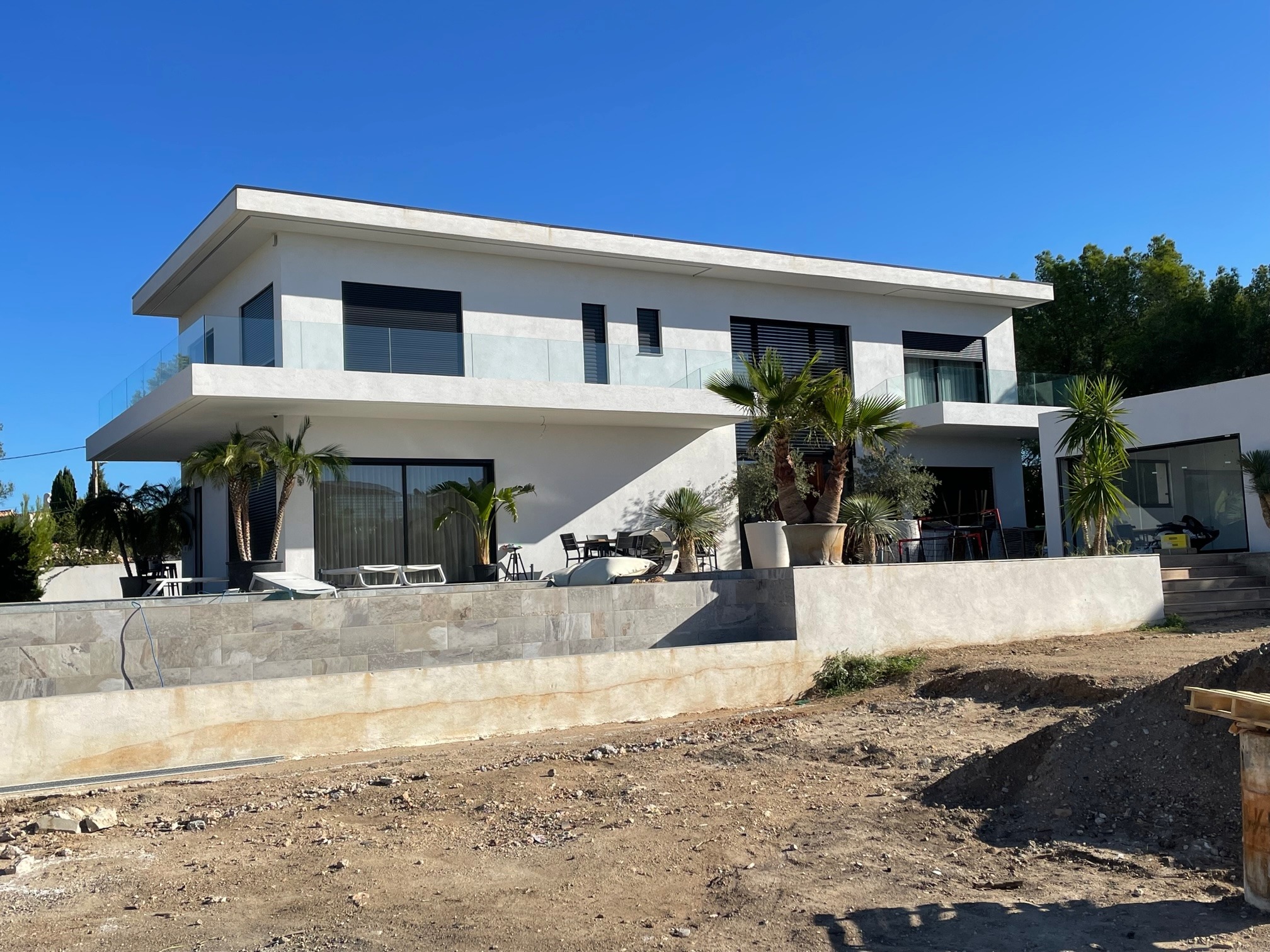 Balustrade tout verre pour balcon sur rail aluminium, avec vitrage 16,76 mm. Balustrade extérieure tout verre sur balcon, posée dans un rail aluminium continu avec vitrage feuilleté 16,76 mm.