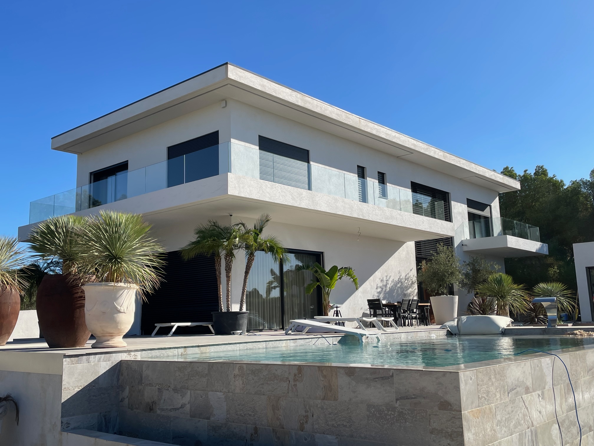 Garde-corps tout verre pour balcon sur profilé aluminium, au design moderne. Garde-corps moderne tout verre pour balcon, fabriqué en verre feuilleté 88/2 sur profilé aluminium continu, résistant en extérieur.