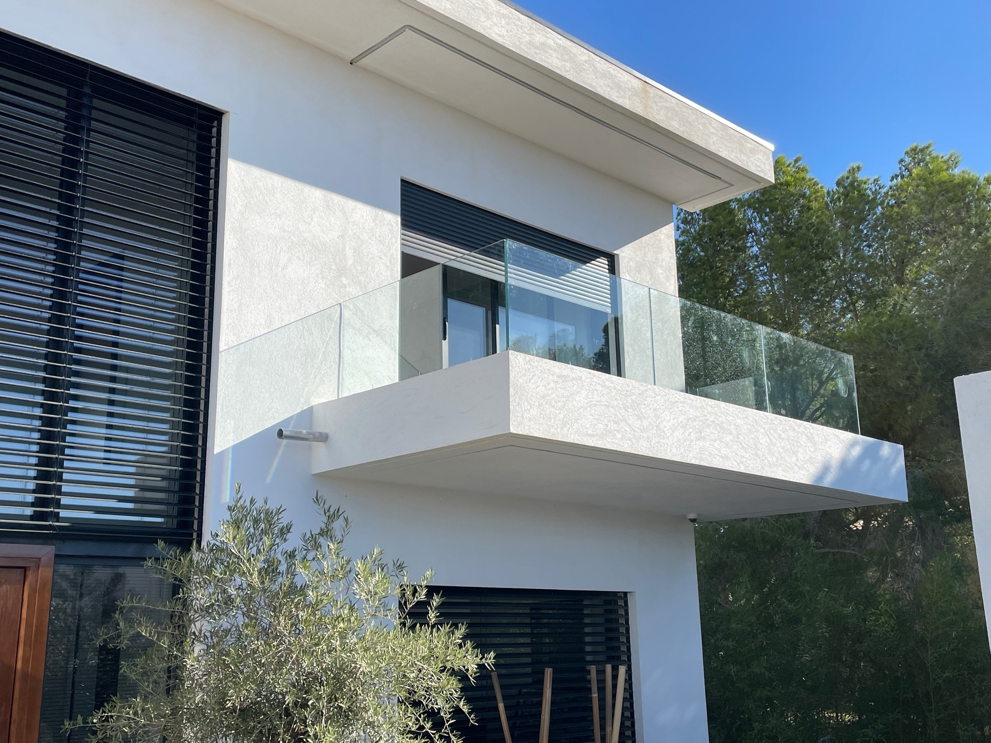 Garde-corps en verre pour balcon avec rail aluminium continu, en verre feuilleté. Garde-corps en verre feuilleté 88/2 installé sur balcon avec rail aluminium continu, sans montants et résistant en extérieur.
