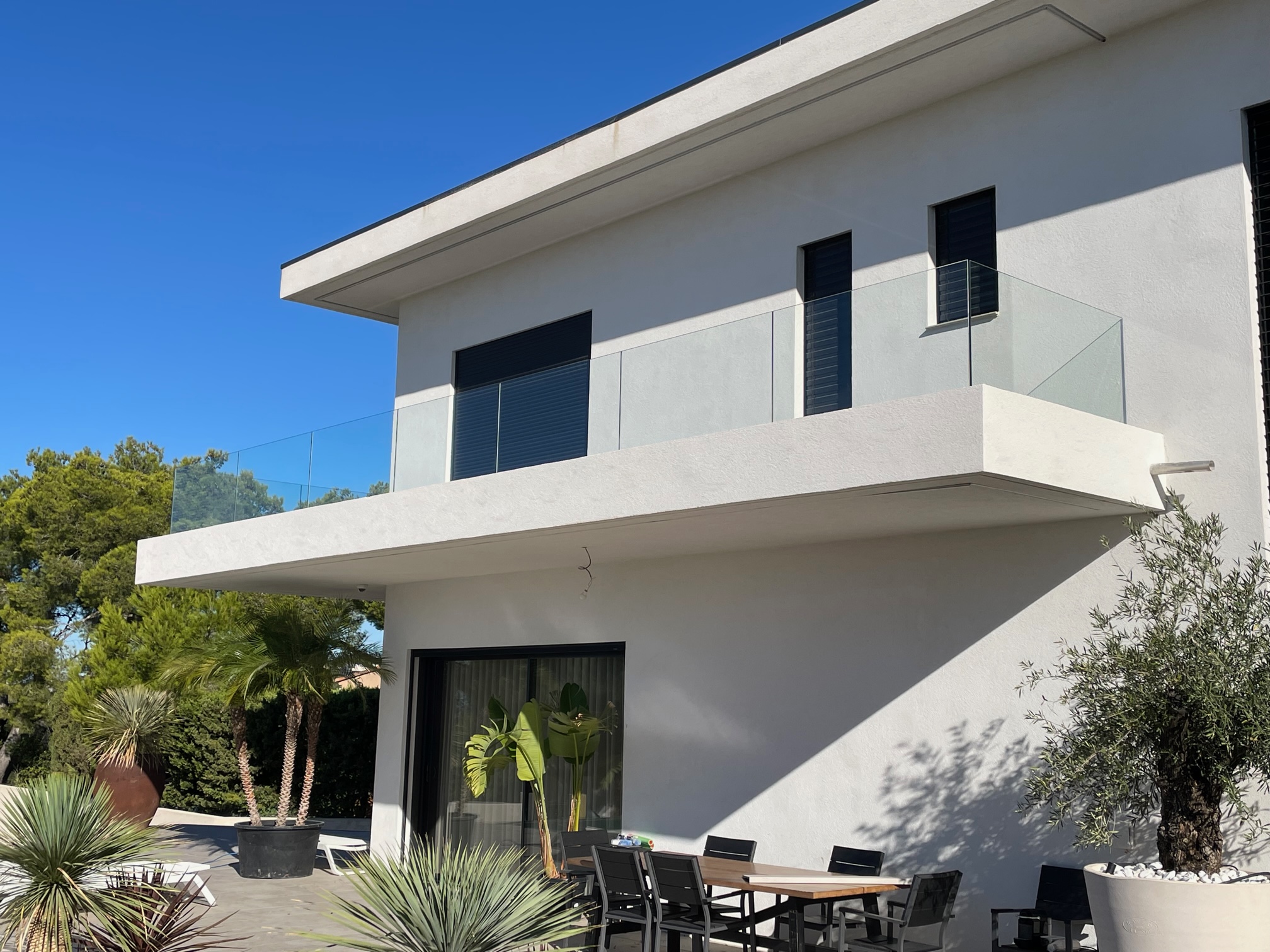 Rambarde tout verre pour balcon sur profilé aluminium continu, en extérieur. Rambarde tout verre 16,76 mm fabriquée pour balcon sur profilé aluminium continu, avec finition moderne en extérieur.