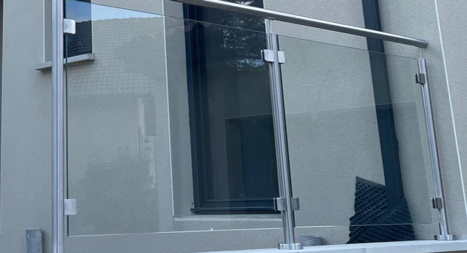 Garde-corps avec lisses inox et pinces à verre posé sur un balcon à Beynost