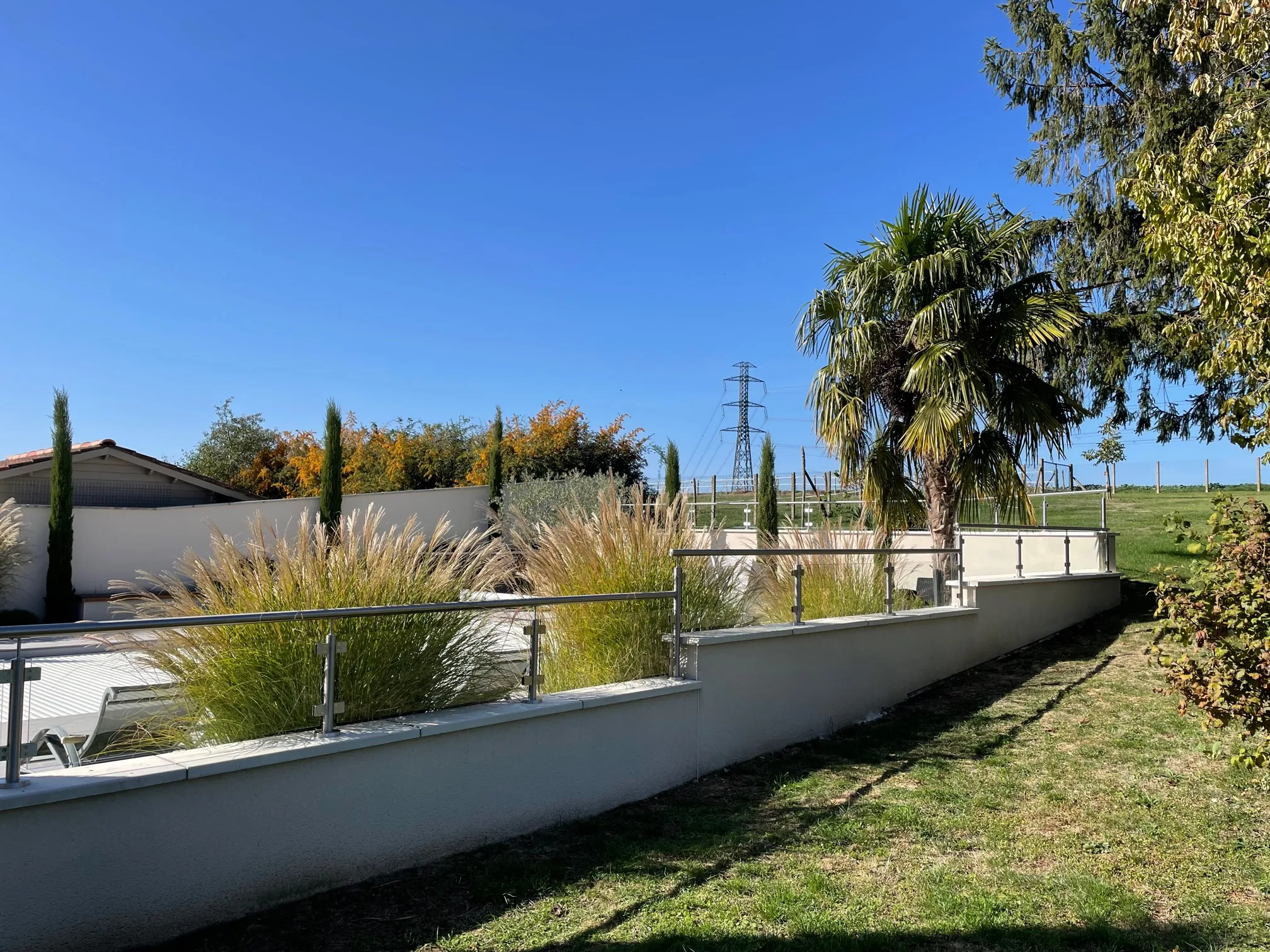 Balustrade en inox et verre montée sur un muret béton à Bourgoin-Jallieu