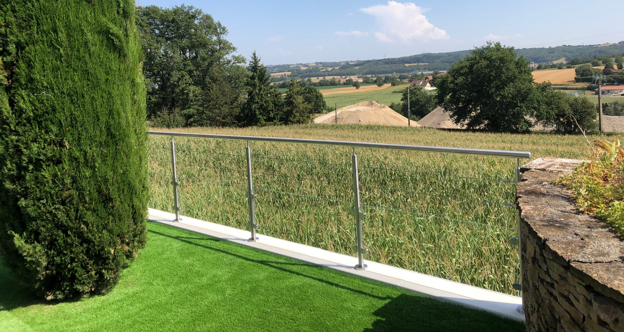 Garde-corps en verre et câble inox installé sur une terrasse à Vienne en Isère