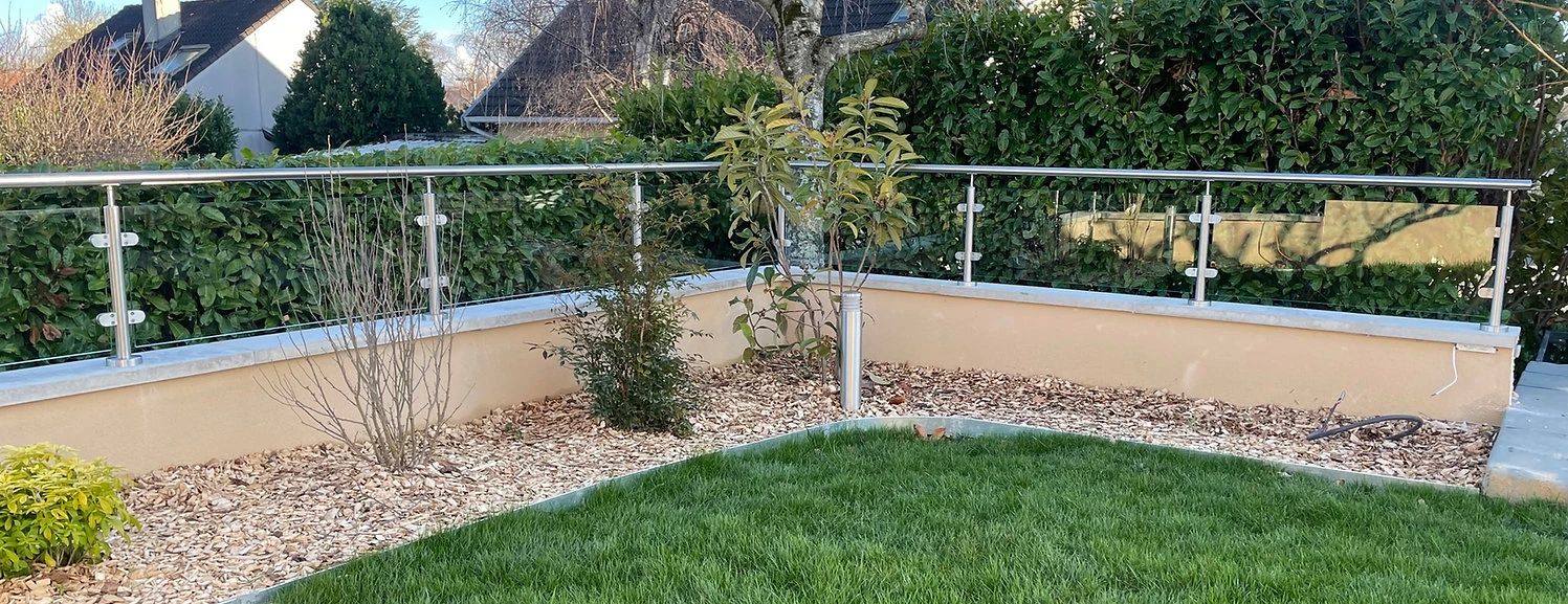 Balustrade en verre et inox avec pinces posée à la française à Décines-Charpieu