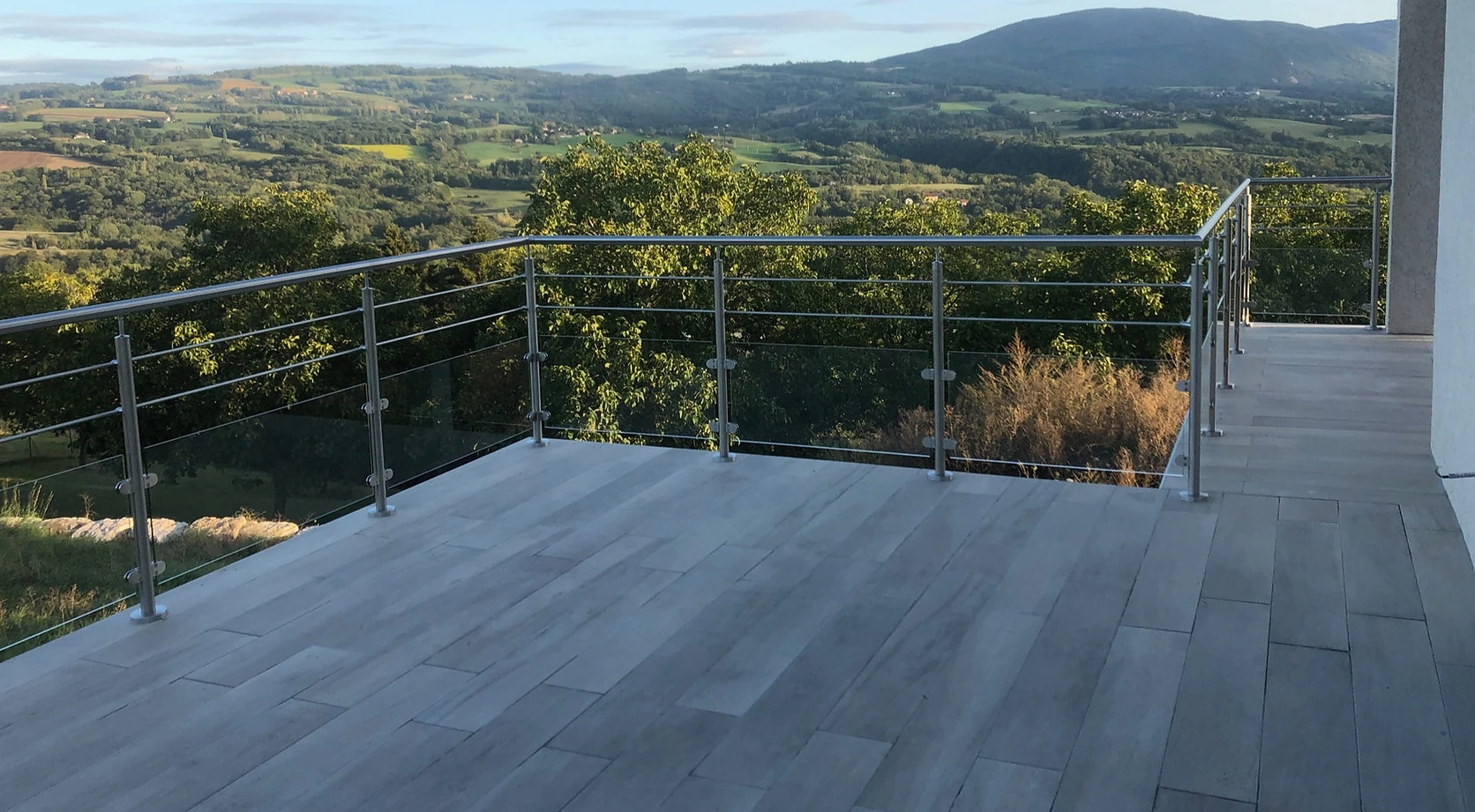 Garde-corps en verre fixé sur une terrasse carrelée à Ambérieu-en-Bugey