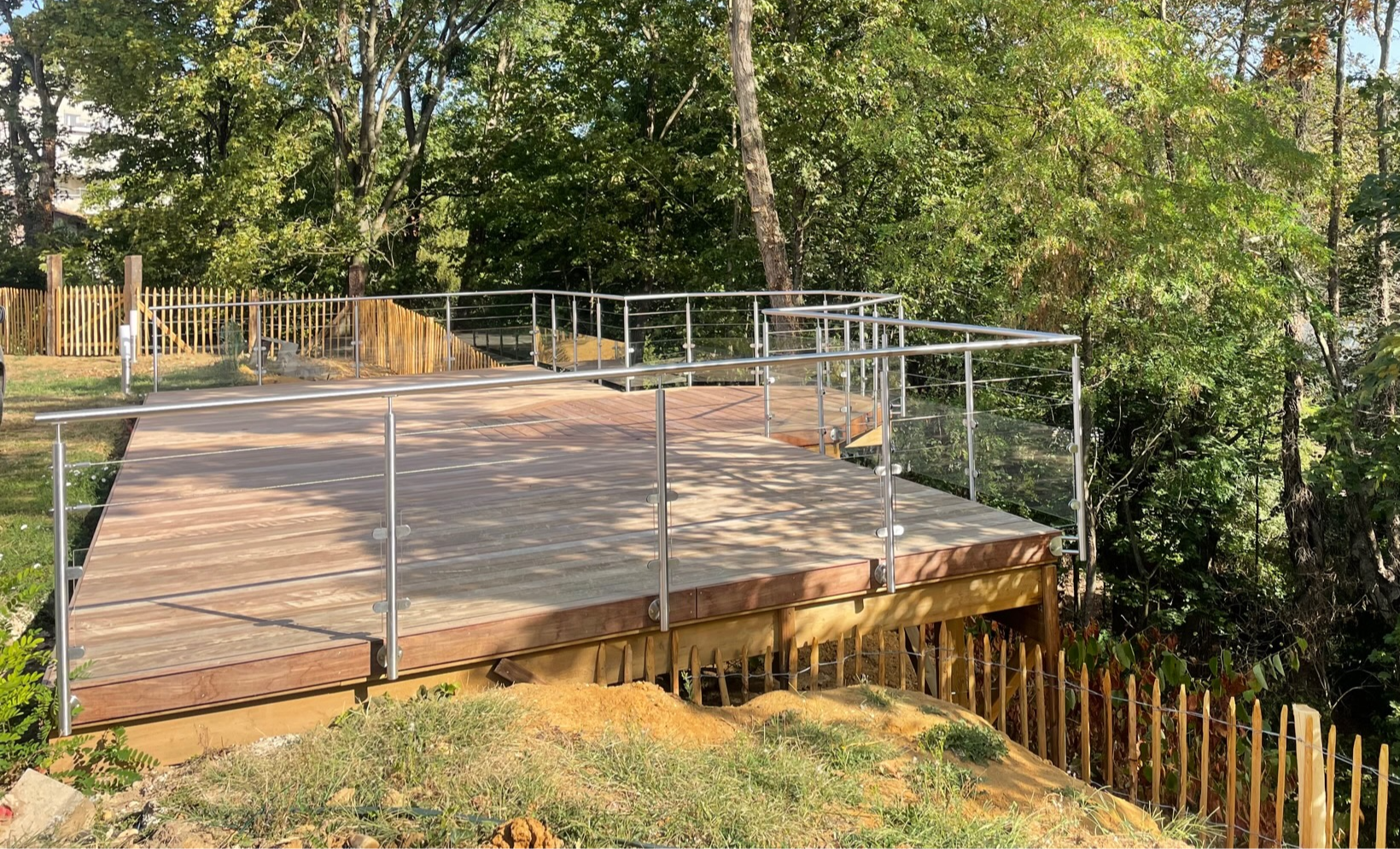 Balustrade en câble, verre et inox fabriquée sur mesure à Craponne