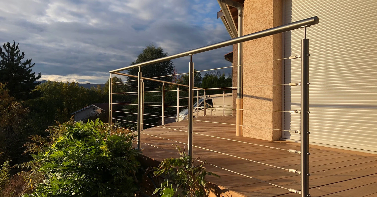 Garde-corps à câbles inox sur terrasse bois à Grenoble