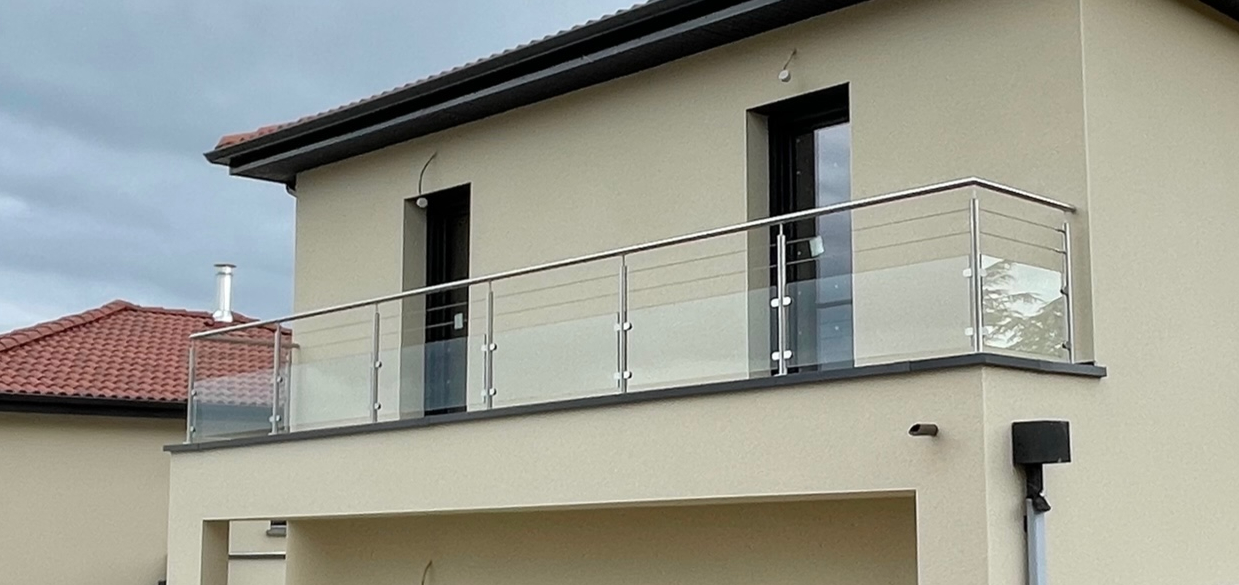 Garde-corps en verre et câble inox fixé sur une couvertine aluminium à Francheville