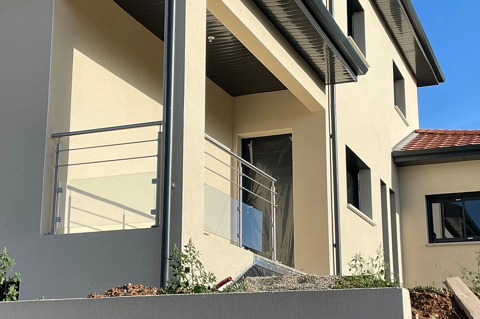 Garde-corps en inox et verre installé sur un balcon à Beynost dans l’Ain