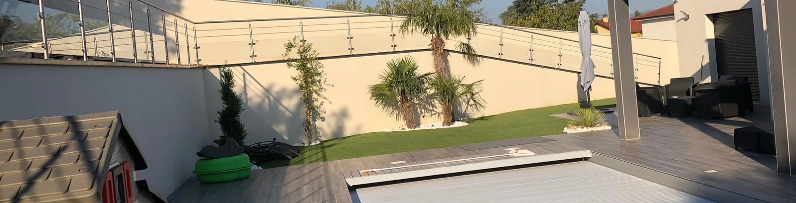 Garde-corps en verre fixé sur un muret béton avec margelle aluminium