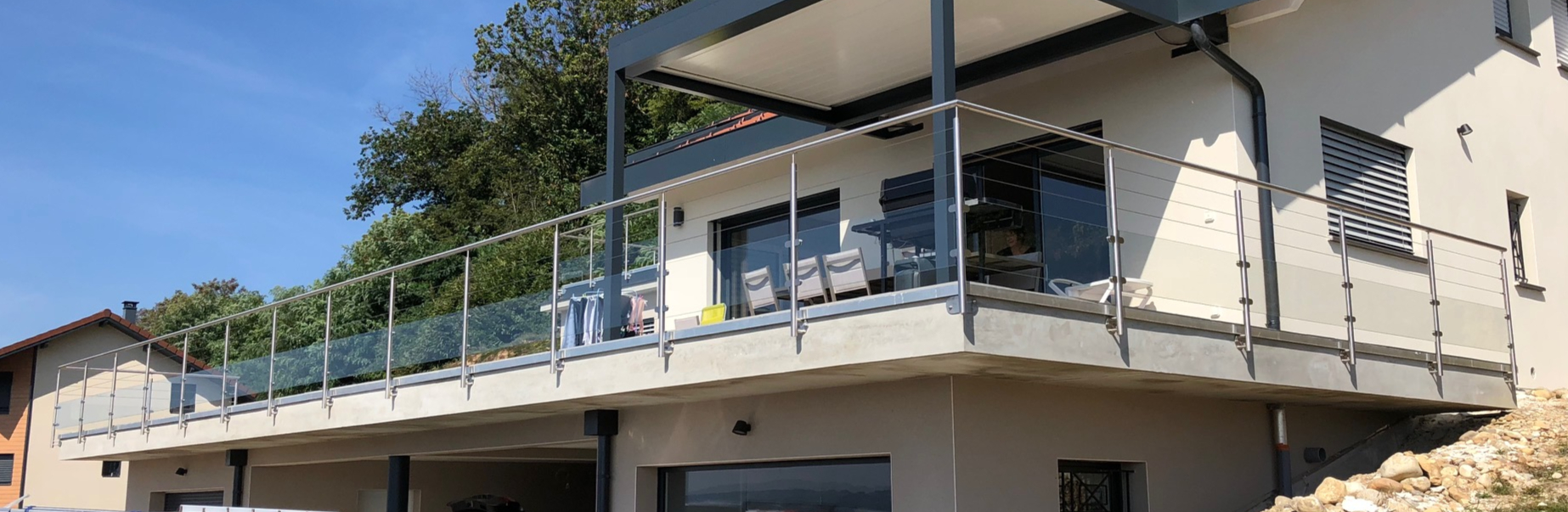 Garde-corps en câble, verre et inox fixé à l’anglaise sur une terrasse à Chambéry