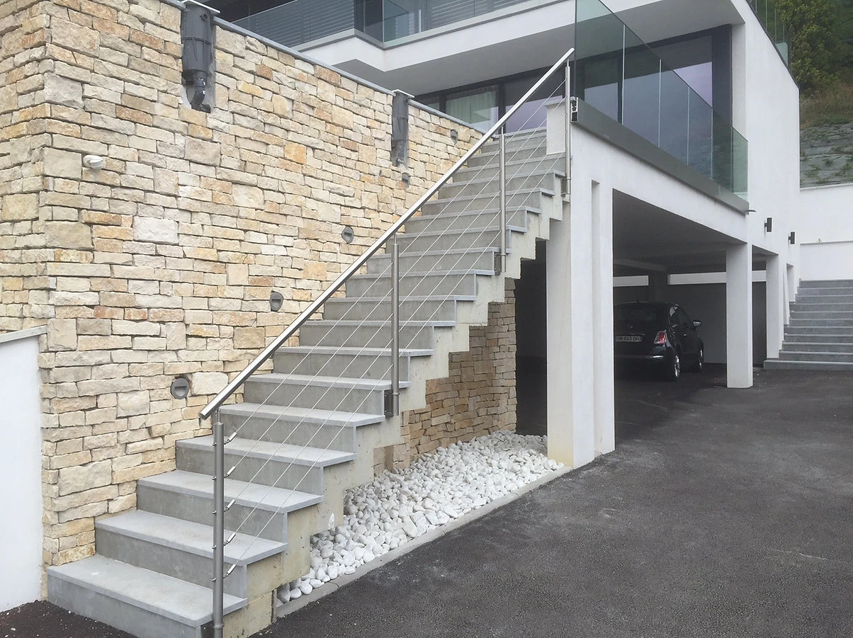 Garde-corps et rampe d’escalier en câbles inox d’une maison contemporaine à Mions